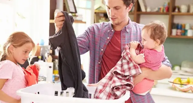 Anche i papà ora si impegnano nella vita domestica