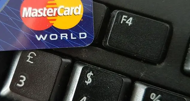 Il prete detective che salva i sacerdoti dalle truffe