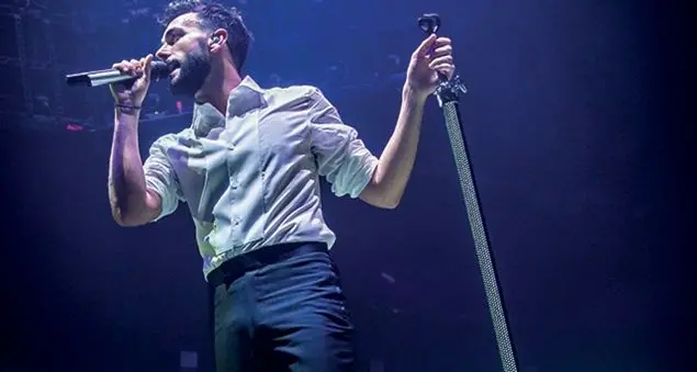 Nonne, mamme e nipoti: un unico coro per Marco Mengoni