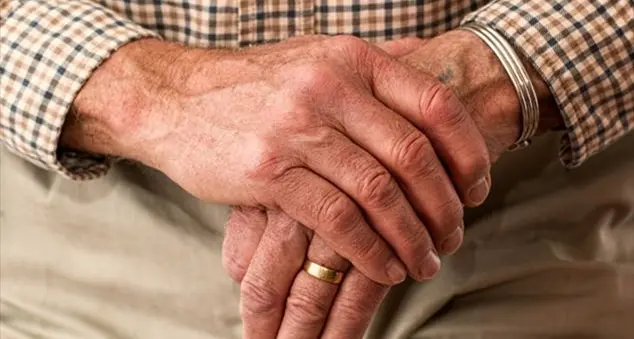 Parkinson, i sintomi precoci da tenere d'occhio