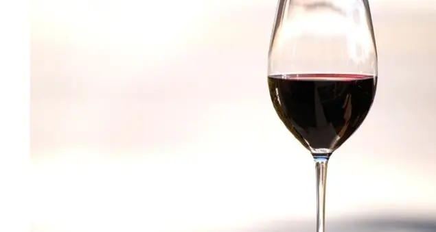 Il vino in tavola. Due bicchieri al giorno allungano la vita
