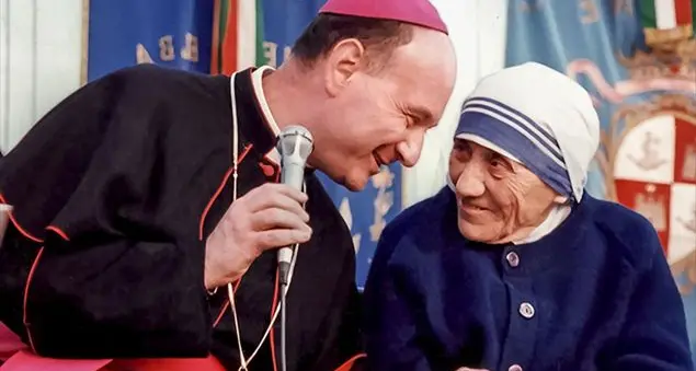 Il cardinale Angelo Comastri: «Madre Teresa mi conquistò con i suoi occhi limpidi e penetranti»