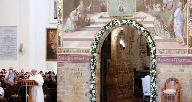 Il Papa ad Assisi: «Il mondo ha bisogno di perdono, troppi covano odio»