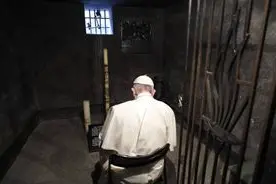 Giovanni Paolo II in preghiera nella cella della morte di Auschwitz dove San Massimiliano Kolbe trascorse gli ultimi giorni della sua vita, durante il pellegrinaggio in Polonia del 7 giugno 1979. Il Papa polacco ricordò di essersi fermato «davanti al muro dello sterminio» e nella cella dove Kolbe offrì la propria vita per un altro prigioniero.