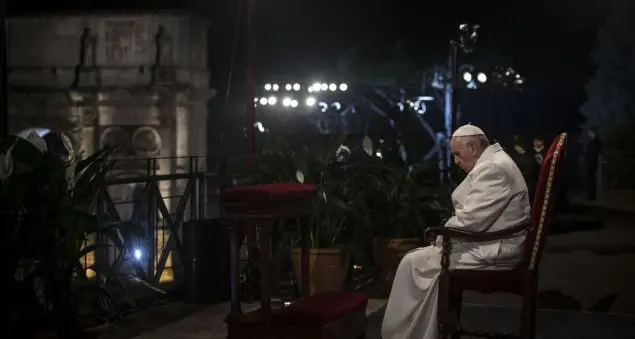 Cristiani martiri, migranti e schiavi del lavoro: la Via Crucis del Papa al Colosseo