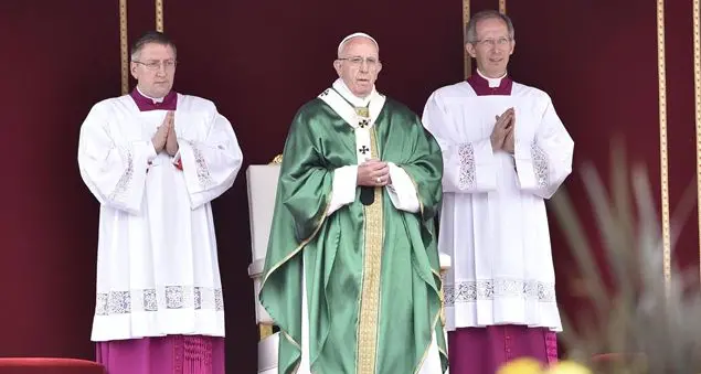 Il Papa ai diaconi: «Chi serve Dio non guardi agli orari»