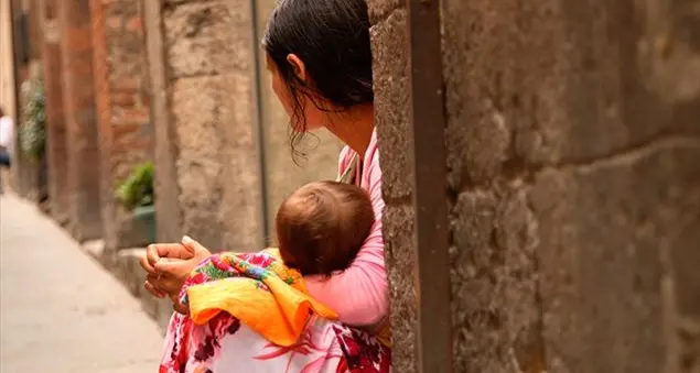 Quella donna non è una “zingara”, ma una madre