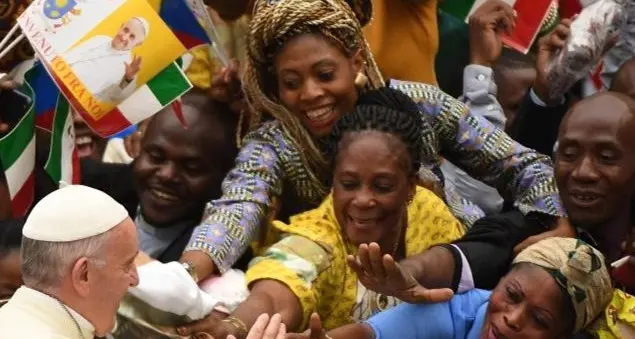 Il Papa: «La misericordia parte dal cuore per arrivare alle mani»