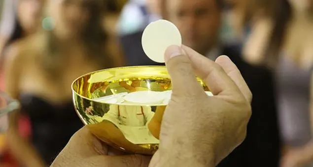 A quale età si può diventare ministri straordinari della santa Comunione?