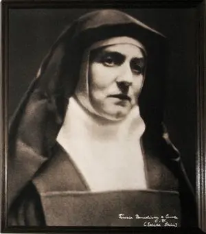 Edith Stein (1891-1942), filosofa tedesca di origine ebraica, convertita al cattolicesimo e divenuta monaca carmelitana con il nome di Teresa Benedetta della Croce. Morì ad Auschwitz nel 1942, vittima della Shoah