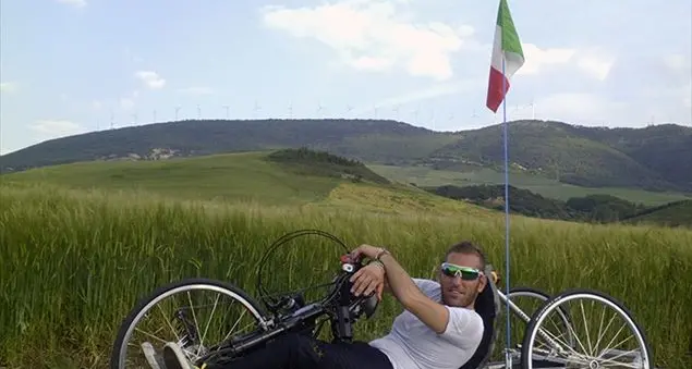Pietro Scidurlo, 37 anni, disabile dalla nascita. Fede, tenacia e tanta forza di braccia