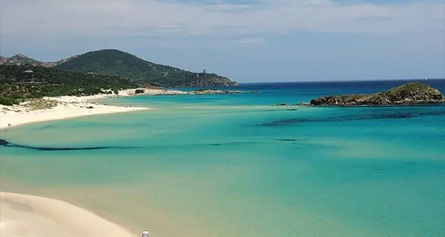 Sulla spiaggia sventola la bandiera blu