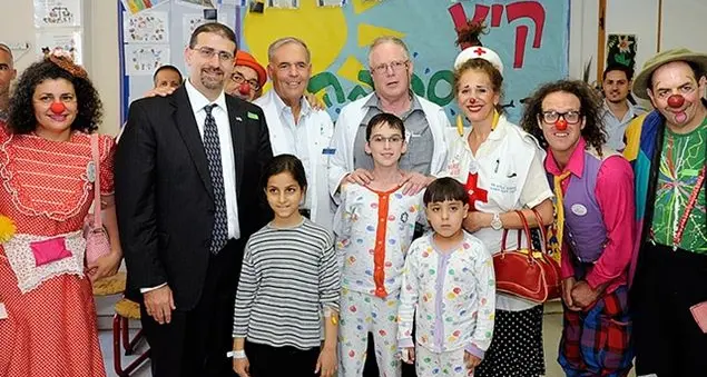 Clownterapia: la cura del sorriso che ci ha insegnato Patch Adams