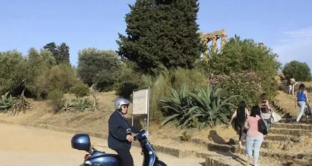 Il cardinale Montenegro, un vescovo in sella... alla Vespa