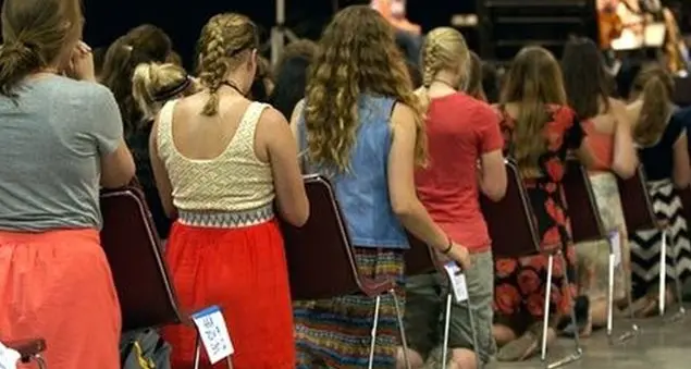 In piedi, seduti o in ginocchio: come stare a Messa?