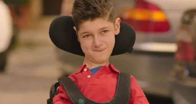 Mirko Toller, il ragazzino che ruba la scena a Zalone