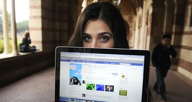 «Mamma e papà, vi denuncio per le mie foto su Facebook»