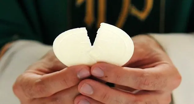 Un frammento di ostia nel calice. Quale significato?