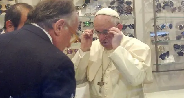 Vittorio Sgarbi: «Che umiltà andare dall’ottico da solo»