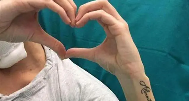 Gessica, la foto del cuore contro la violenza che l'ha sfregiata