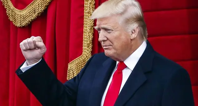 Trump s'insedia alla Casa Bianca ma sembra ancora in campagna elettorale