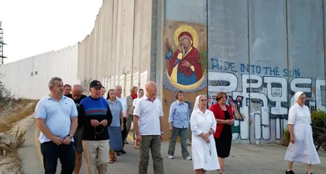 La forza di una suora contro il muro d'Israele