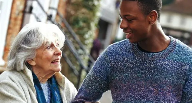 «\"Mama\", serve aiuto?»: un atto gentile supera tutte le barriere