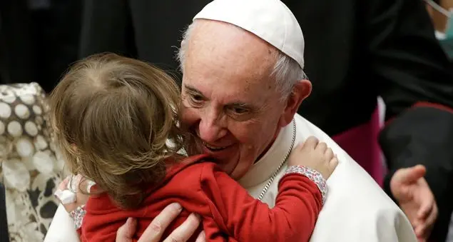 «Quel prete semplice che prega sottovoce»