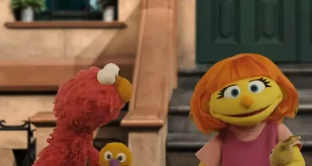 Una bambina autistica tra i pupazzi dei Muppets