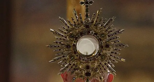 L’adorazione è in contrasto con la comunione?