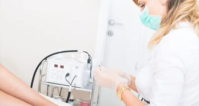 Come togliere calli e duroni: salviamo i piedi!