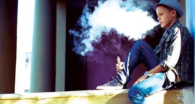 Ragazzini che \"svapano\": quelle e-cig fumate con sfrontatezza
