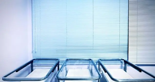 La popolazione diminuisce perché nascono meno bambini