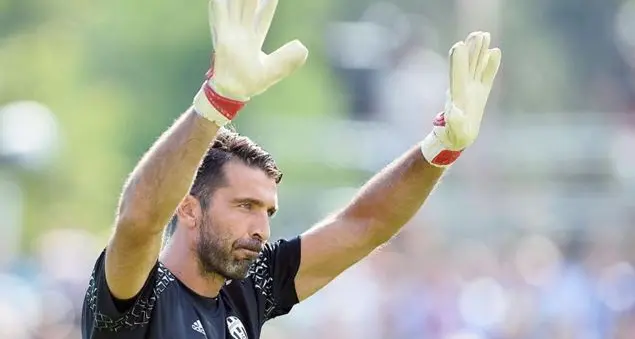 Il gol di Buffon: «Rispettate i morti del Grande Torino e i loro familiari»