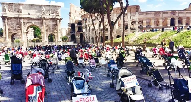 Altro che passeggini vuoti. Le famiglie sono la soluzione, non il problema