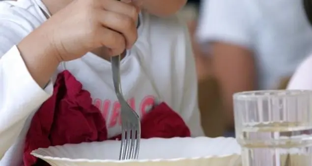 Tutti contro il sindaco: «Non si possono far ricadere sui bambini le responsabilità di genitori inadempienti»