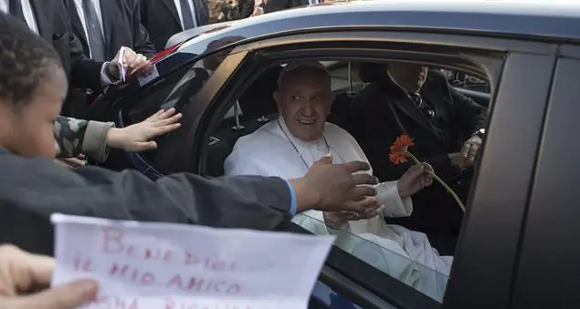 Il Papa in Egitto senza l’auto blindata. «Nessuna preoccupazione per la sicurezza»