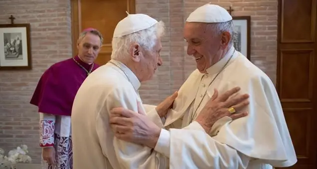 Perché nella preghiera eucaristica non si fa anche il nome di papa Benedetto XVI?