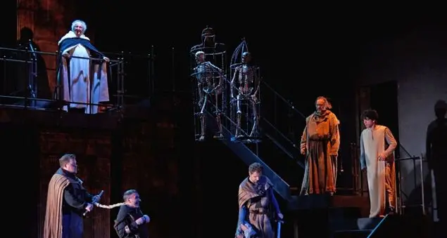 E il nome della rosa va sul palcoscenico