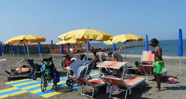 Mare senza barriere, Bergoglio aiuta la spiaggia per disabili
