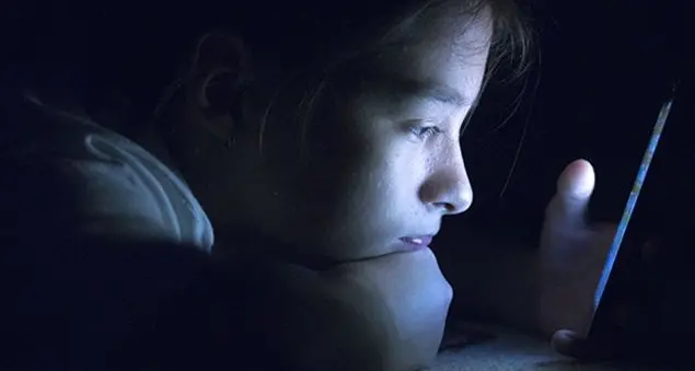 «Ho sorpreso mio figlio con i porno sul cellulare. E ora?» La psicologia risponde