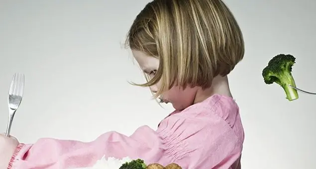 Capricci a tavola: cosa fare se il bimbo dice \"no\" ai broccoletti