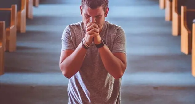 Qual è l'atteggiamento giusto del corpo durante la Messa