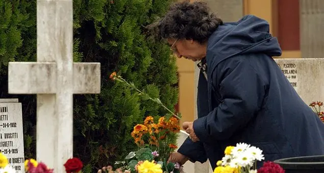 Solo fiori di plastica nei cimiteri: fa troppo caldo