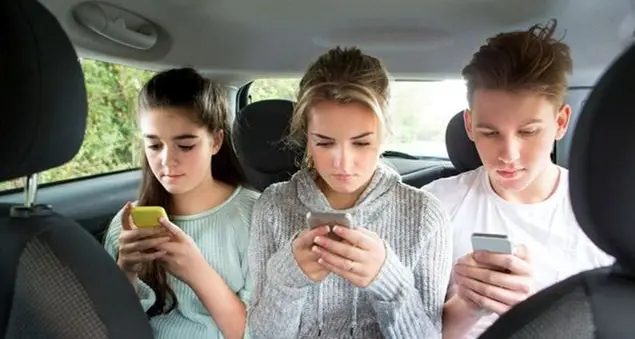 Generazione I-phone: i ragazzi sempre connessi sono più infelici