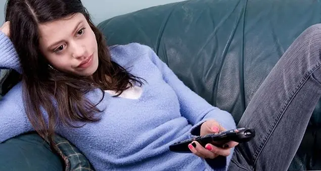 «Mia figlia adolescente che ciondola persa nel vuoto: ma è normale?»