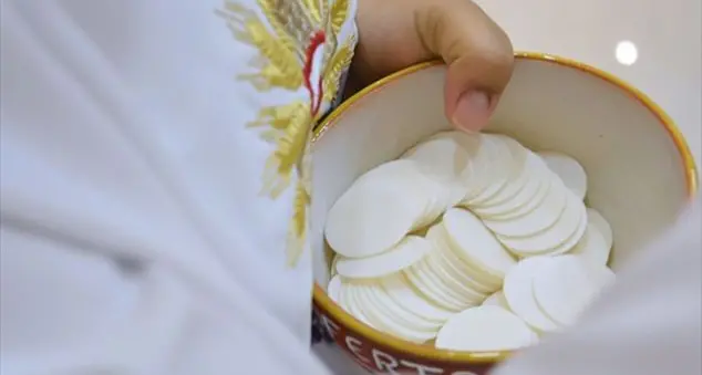 Se un’ostia consacrata cade a terra un fedele può ancora assumerla?