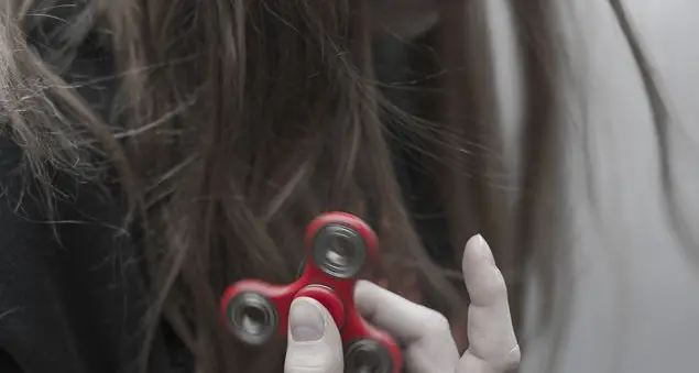 Fidget spinner: antistress, gioco innocuo o fastidio?