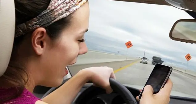 Troppi incidenti a causa dell'uso dello smartphone quando si guida