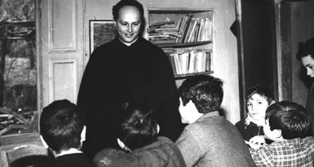 Don Lorenzo visto dai bambini: la scuola di Barbiana diventa opera teatrale